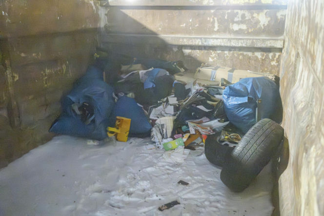 Udało się wejść do zaśmieconego mieszkania na Gocławiu. Wielkie sprzątanie