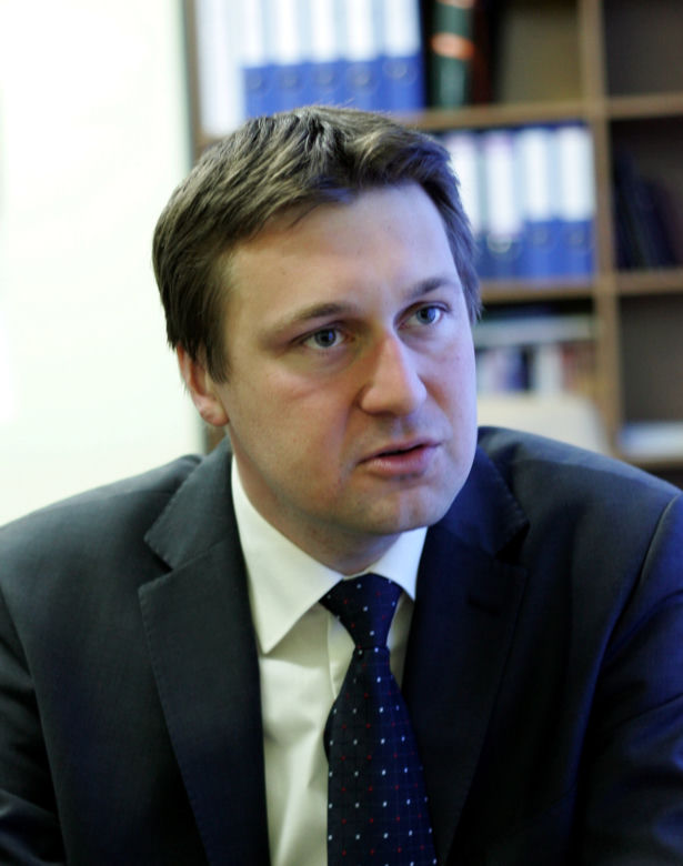Sikorski broni posłów piratów