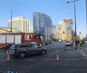 Dwa auta zderzyły się przy rondzie ONZ, jeden dachował