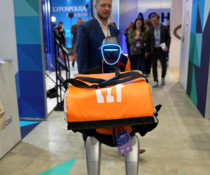 Pyszne.pl pokazuje pierwszą w Polsce w pełni autonomiczną dostawę z użyciem robota-kuriera