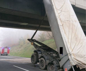 Wypadek A4: Wjechał w wiadukt! Zapomniał złożył wywrotkę?