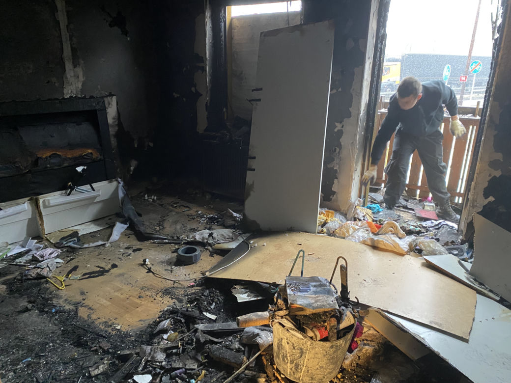 W ogniu stracili wszystko. "Wyniosłem córkę na rękach do żony na balkon, sam wyskoczyłem przez okno"