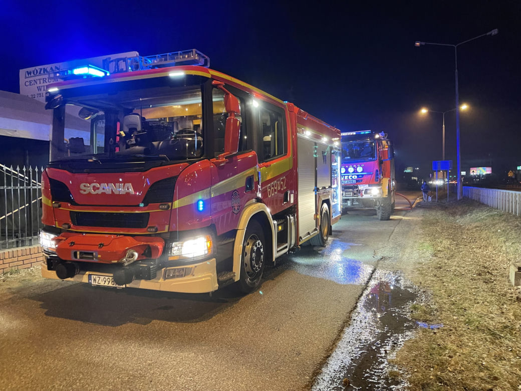 Płonął warsztat samochodowy w sąsiedztwie budynku rodzinnego. Doszczętnie spaliło się jedno auto 