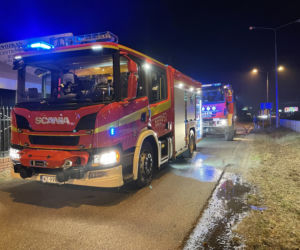 Płonął warsztat samochodowy w sąsiedztwie budynku rodzinnego. Doszczętnie spaliło się jedno auto