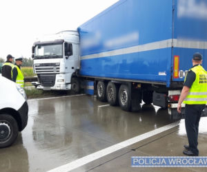 Ciężarówka zablkowała autostradę