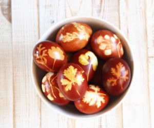 Zapomnij o barwnikach – farbowanie jaj w łupinach cebuli daje efekt, którego nie kupisz