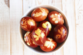 Zapomnij o barwnikach – farbowanie jaj w łupinach cebuli daje efekt, którego nie kupisz