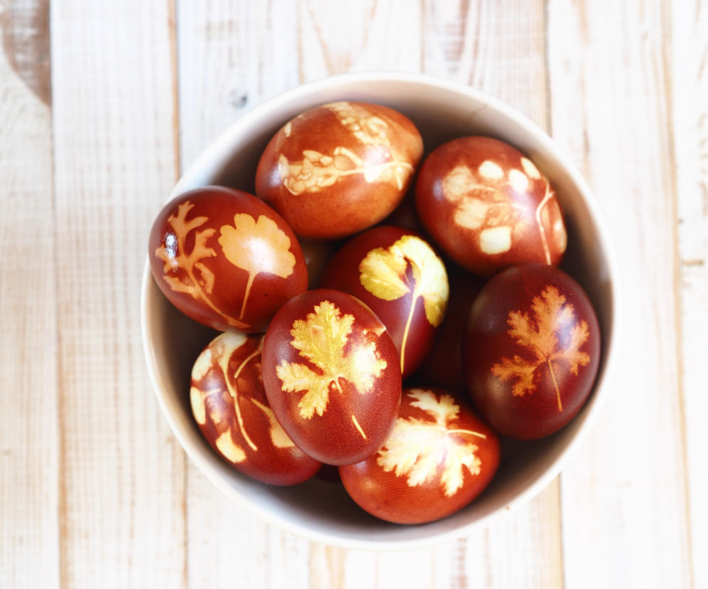 Zapomnij o barwnikach – farbowanie jaj w łupinach cebuli daje efekt, którego nie kupisz