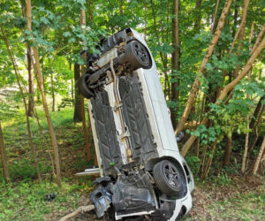 Wypadek na DK 16. Młody mężczyzna zasnął za kierownicą. Auto wylądowało w rowie [ZDJĘCIA]