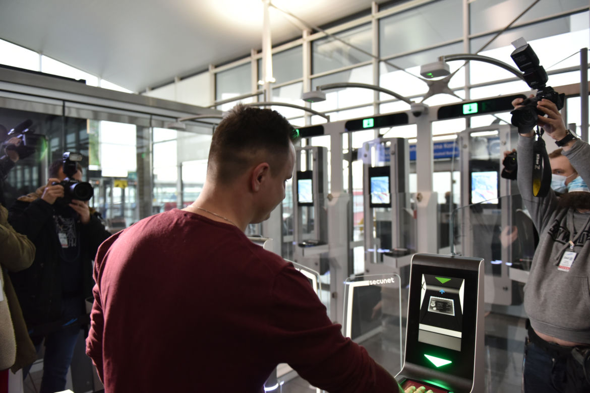 Na wrocławskim lotnisku zainstalowano bramki do automatycznej kontroli granicznej