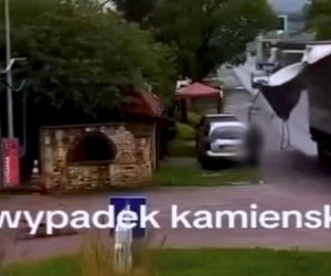 Pas od tira uderzył kobietę prosto w głowę. Wszystko widać na nagraniu