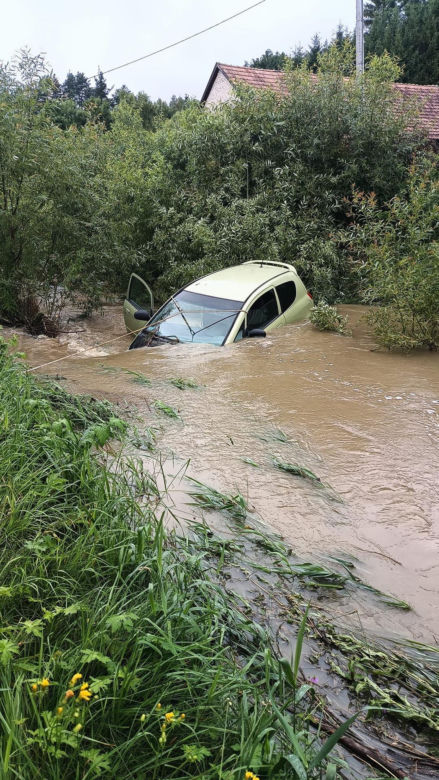Samochód porwał nurt potoku. Tragiczna śmierć kierowcy 