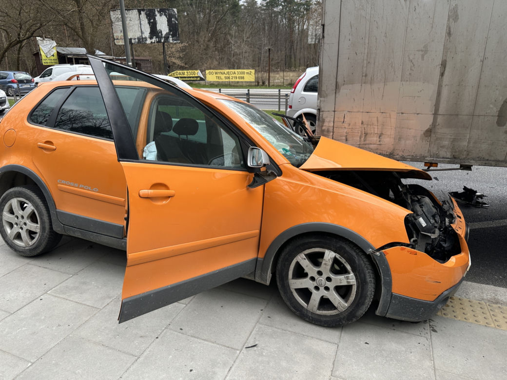 Wiozła małe dziecko, wjechała pod ciężarówkę. Dramatyczny wypadek w Aninie