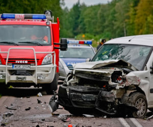 Sokołów Podlaski: Poważnie zderzenie bmw z fiatem. Ciężko ranna jest pasażerka bmw