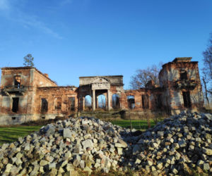 Ruiny pałacu w świętokrzyskim Lasocinie zachwycają. Jaka jest jego historia?