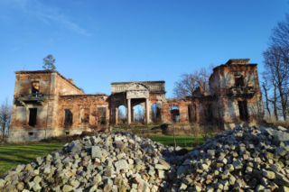 Ruiny pałacu w świętokrzyskim Lasocinie zachwycają. Jaka jest jego historia?