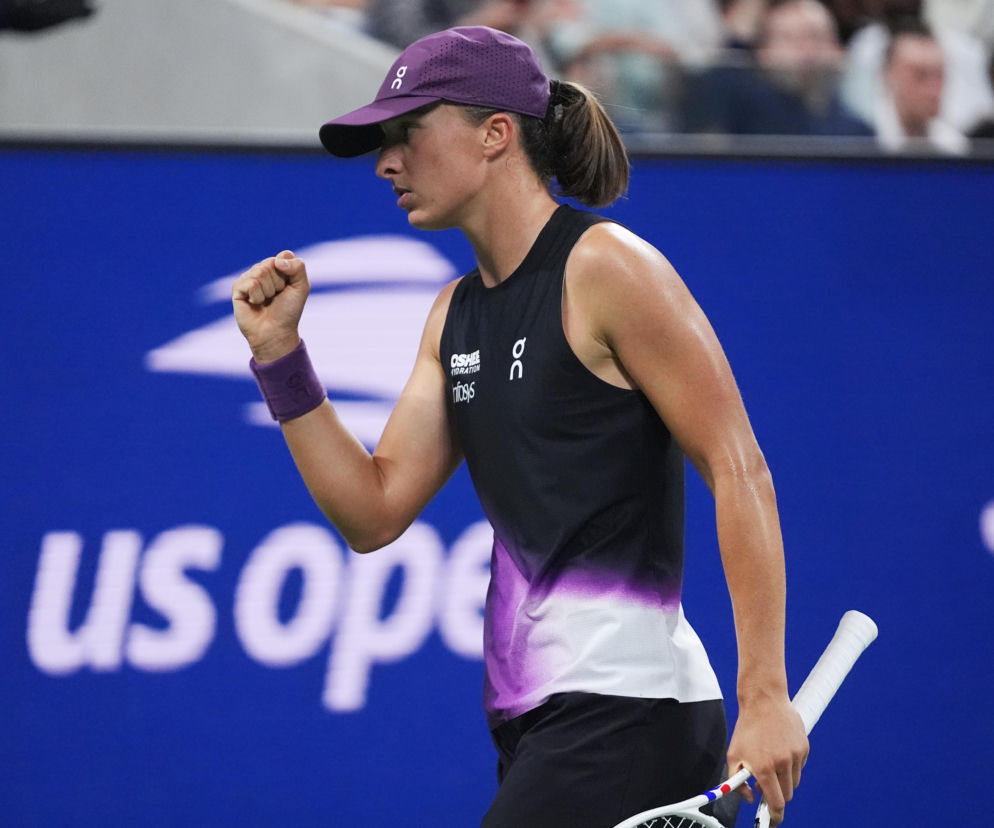 Iga Świątek zaciska pięść w geście triumfu na korcie US Open. O zarobkach Polki przeczytasz na SE Supersport.