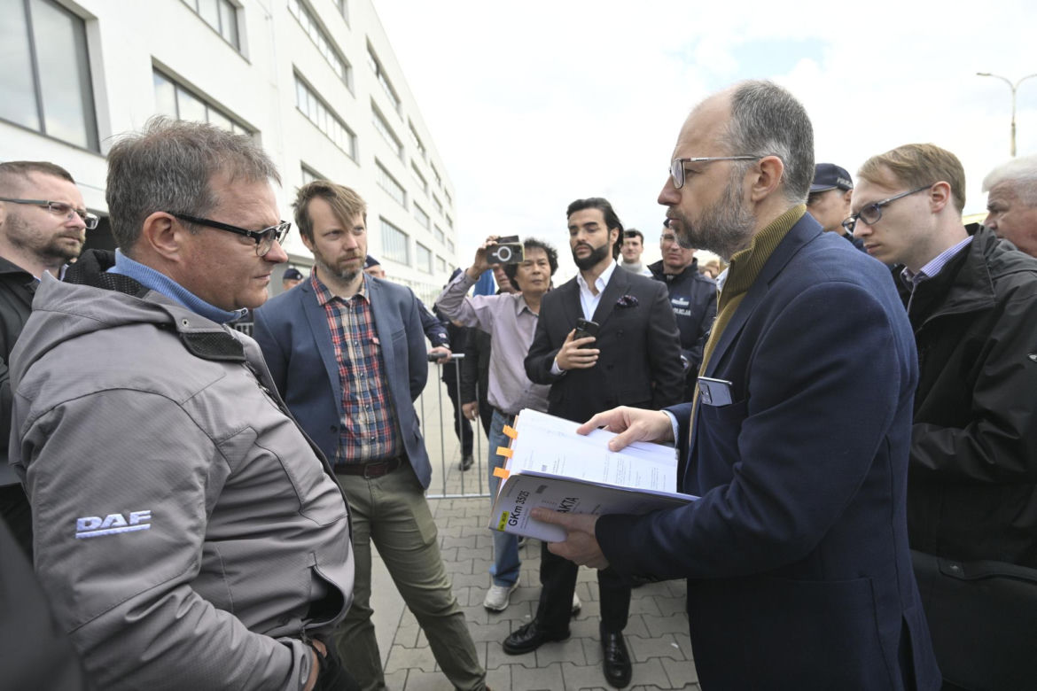 Komornicy na Modlińskiej. Nerwowe starcie przy hali na Białołęce. Ostry konflikt kupców z zarządcą hali