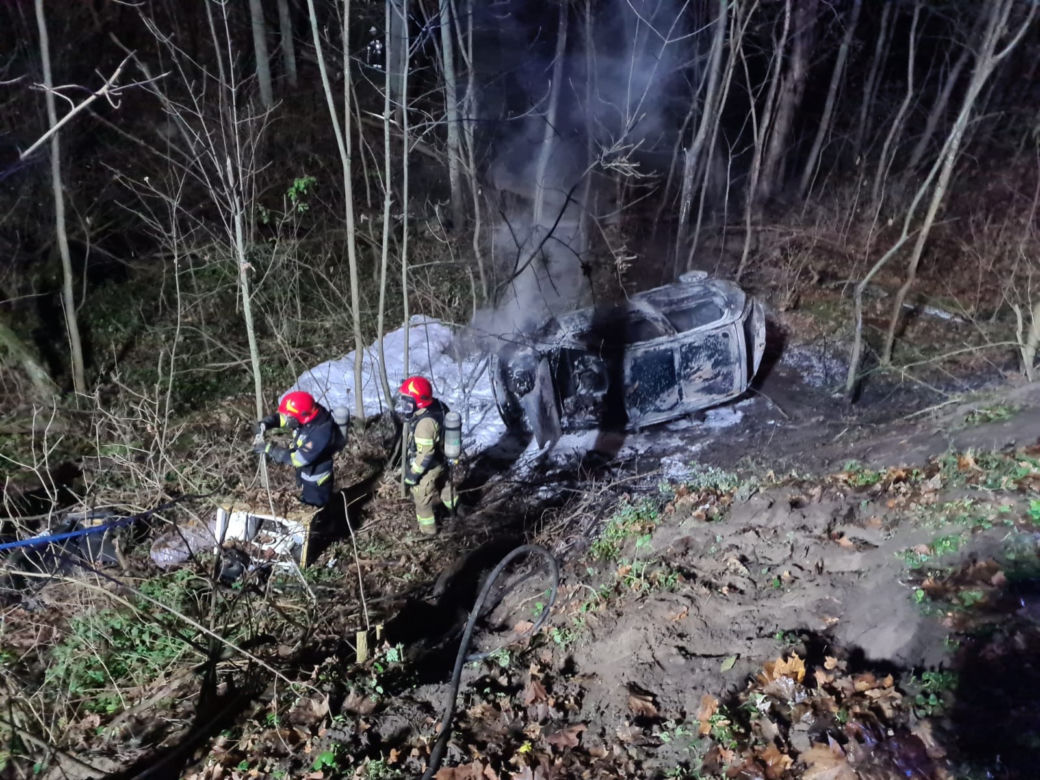 ZWĘGLONE ciała w spalonym aucie. Policja nie wie, kim są ofiary wypadku koło Chełmna