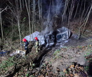 ZWĘGLONE ciała w spalonym aucie. Policja nie wie, kim są ofiary wypadku koło Chełmna
