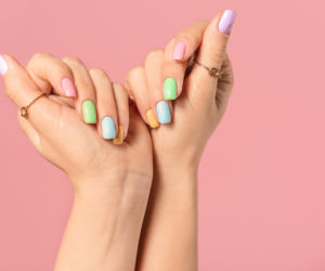Modne paznokcie na ten sezon! Postaw na ten manicure - kolory i kształty