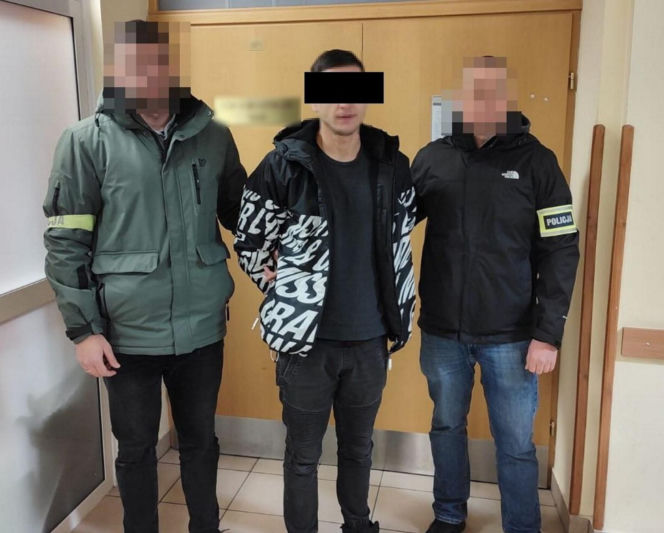 Seniorka przechytrzyła oszustów. Zamiast pieniędzy wyrzuciła książki