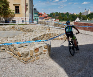 Na rowerach między kamienicami Starego Miasta. Eliminator MTB w Lublinie