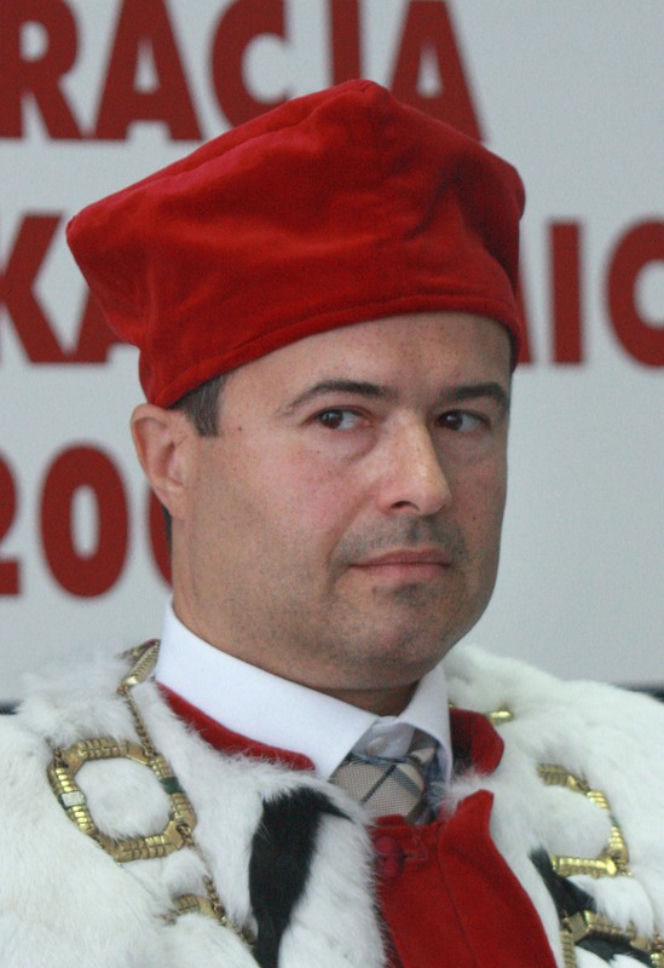 Jakim prawem mąż Ogórek jest rektorem