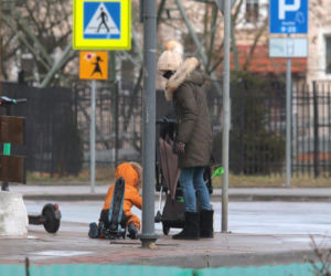 Syn Marty Kaczyńskiej śmiało hula na hulajnodze 