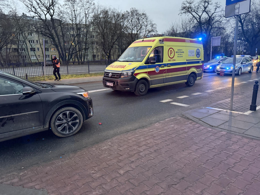 Potrącona 87-latka na przejściu na Targówku. Kobieta była uwięziona pod samochodem
