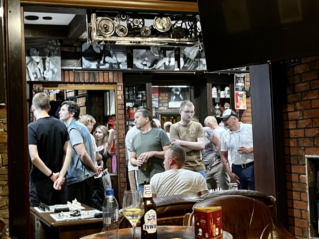 Kolejne szachowe zmagania w toruńskim Hard Rock Pubie Pamela. Wyjątkowa kopia z XII wieku zaprezentowana