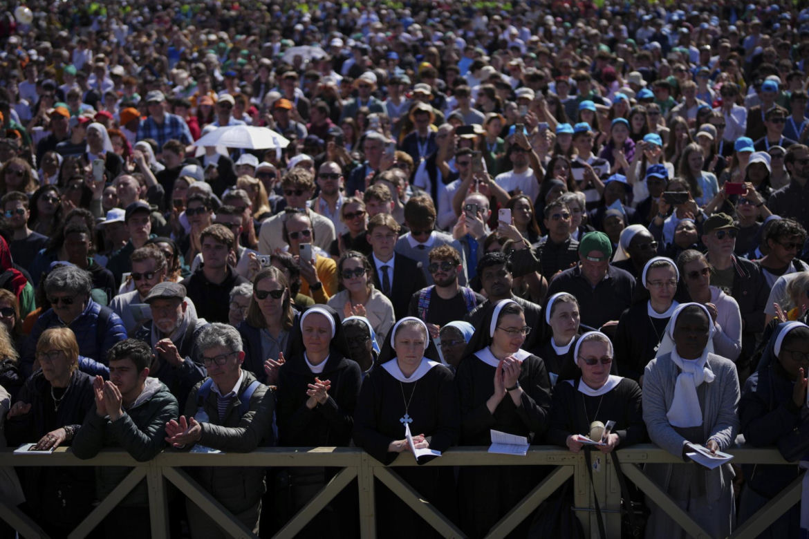 Ostatnie chwile przed pogrzebem Franciszka. Tłumy wiernych na pl. św. Piotra