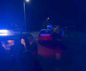 Pijany wjechał w znak drogowy, próbował przekupić policjantów