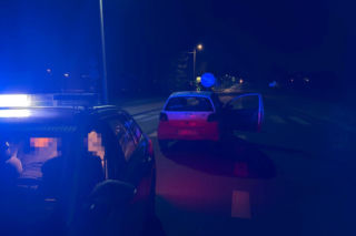 Pijany wjechał w znak drogowy, próbował przekupić policjantów