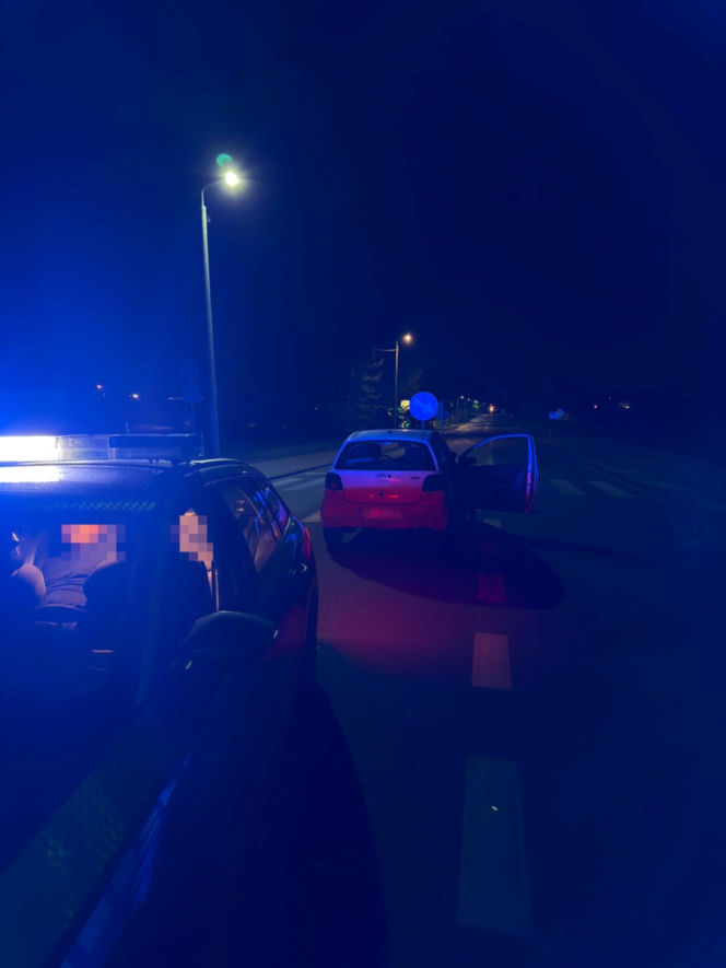 Pijany wjechał w znak drogowy, próbował przekupić policjantów