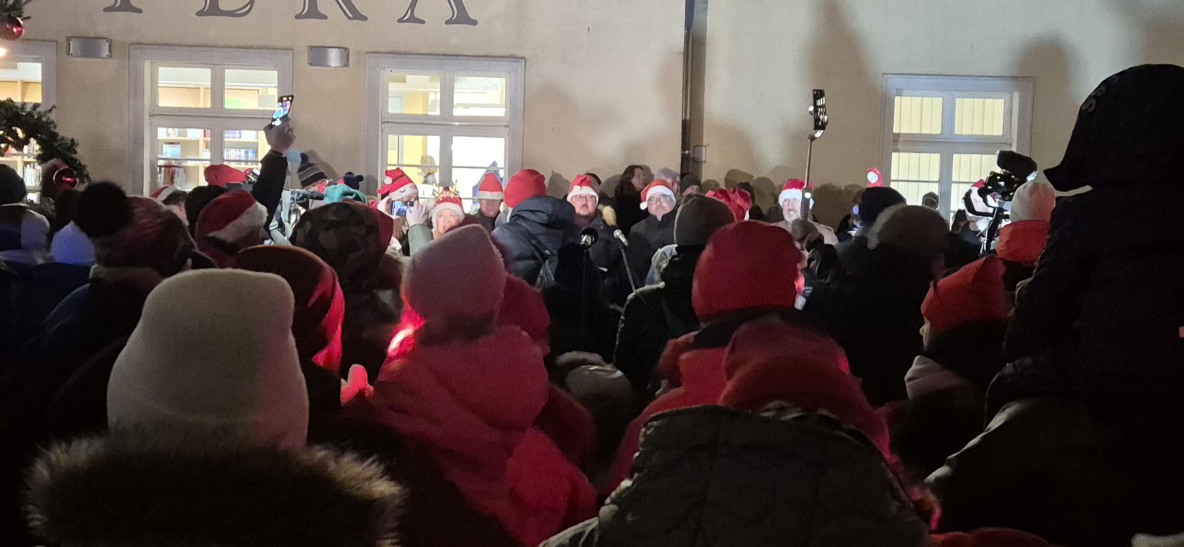 Święta w Olsztynie odpalone! Na Starym Mieście rozbłysła piękna choinka [ZDJĘCIA]