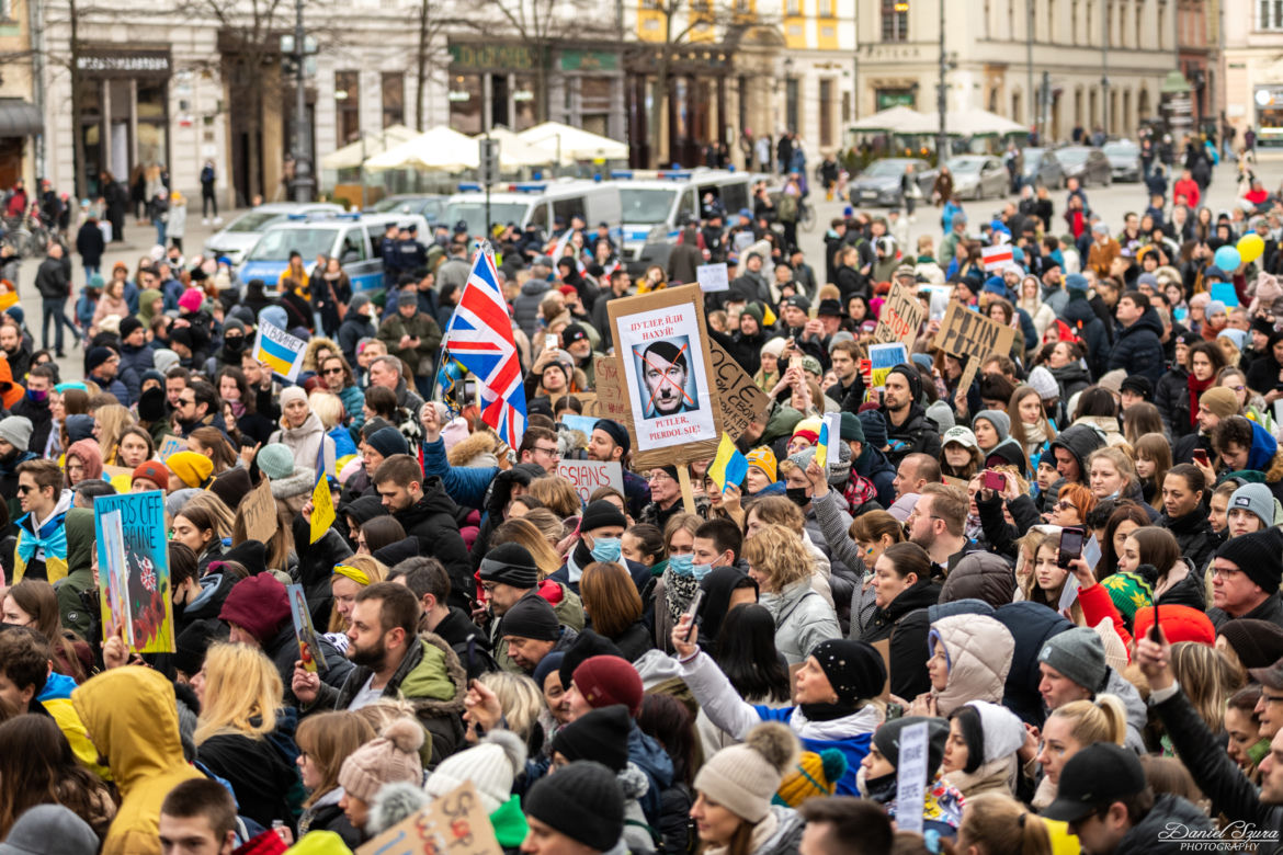 Kraków solidarny z Ukrainą! Wielka manifestacja na Rynku Głównym [ZDJĘCIA]