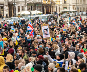 Kraków solidarny z Ukrainą! Wielka manifestacja na Rynku Głównym [ZDJĘCIA]