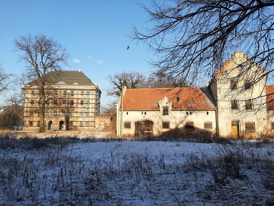 Tajemniczy Pałac w Piotrkowicach. Perła architektury baroku wygląda jak wieżowiec