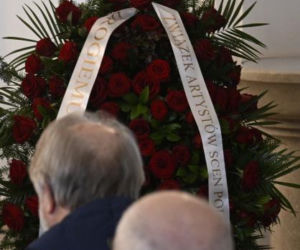 Wieńce na pogrzebie Edwarda Linde-Lubaszenki. Żałobnicy pożegnali artystę pięknymi kwiatami