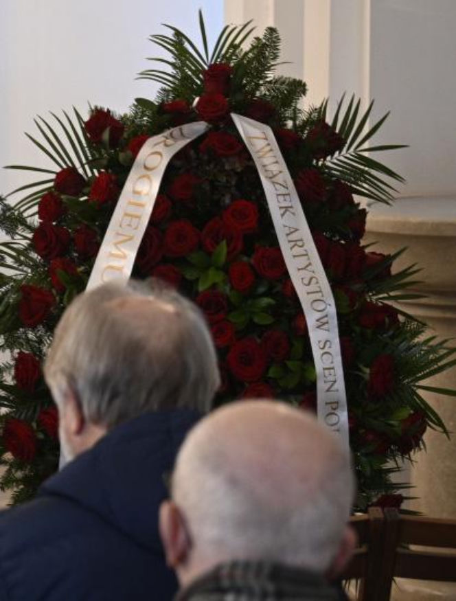 Wieńce na pogrzebie Edwarda Linde-Lubaszenki. Żałobnicy pożegnali artystę pięknymi kwiatami