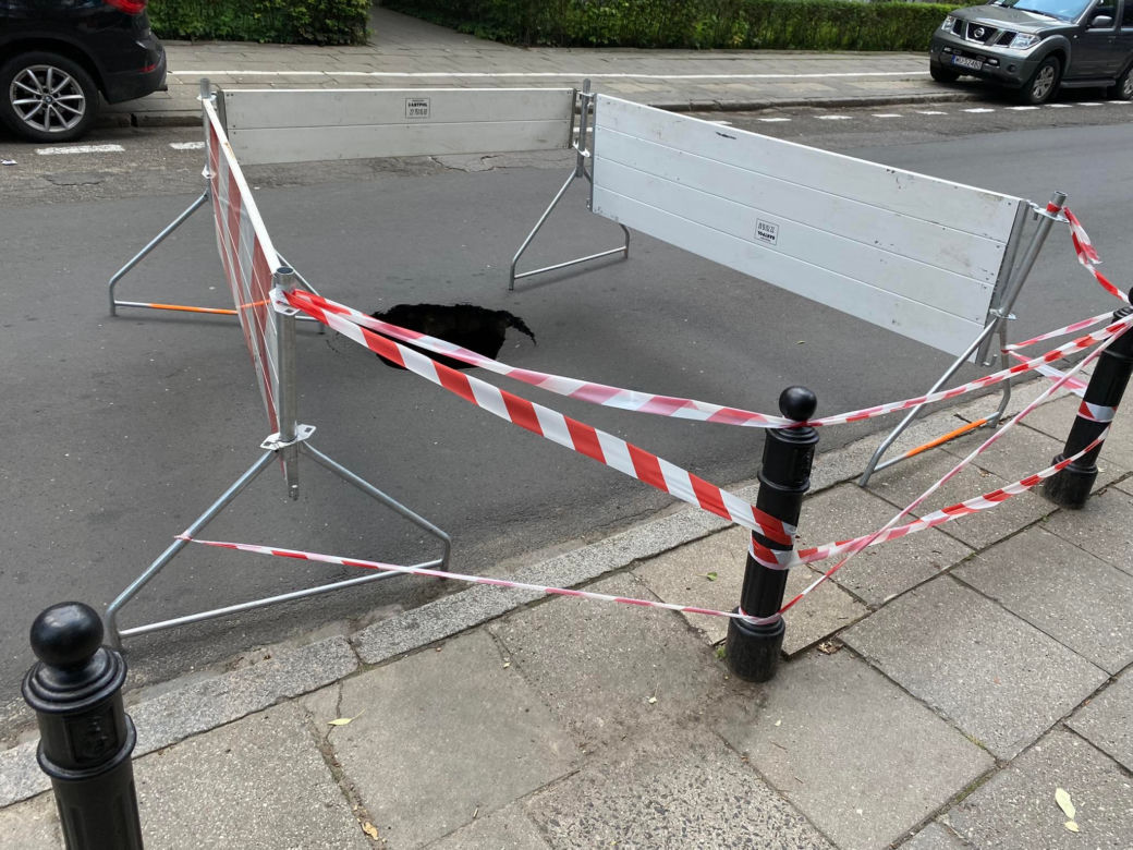 Gigantyczna dziura w jezdni przy ulicy Franciszkańskiej