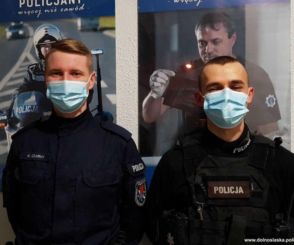 Policjanci z Kłodzka wynieśli z płonącego budynku mężczyznę