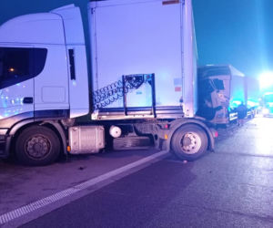 Groźny wypadek na A1. Kierowca ciężarówki wjechał w iveco Poczty Polskiej