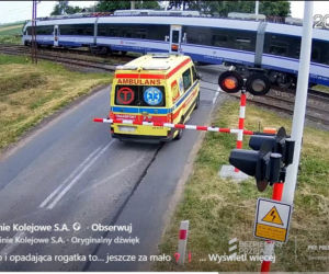 Karetka utknęła między rogatkami tuż przed nadjeżdżającym pociągiem