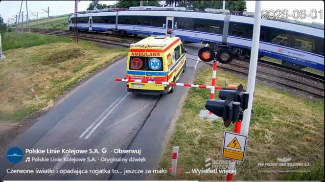 Karetka utknęła między rogatkami tuż przed nadjeżdżającym pociągiem