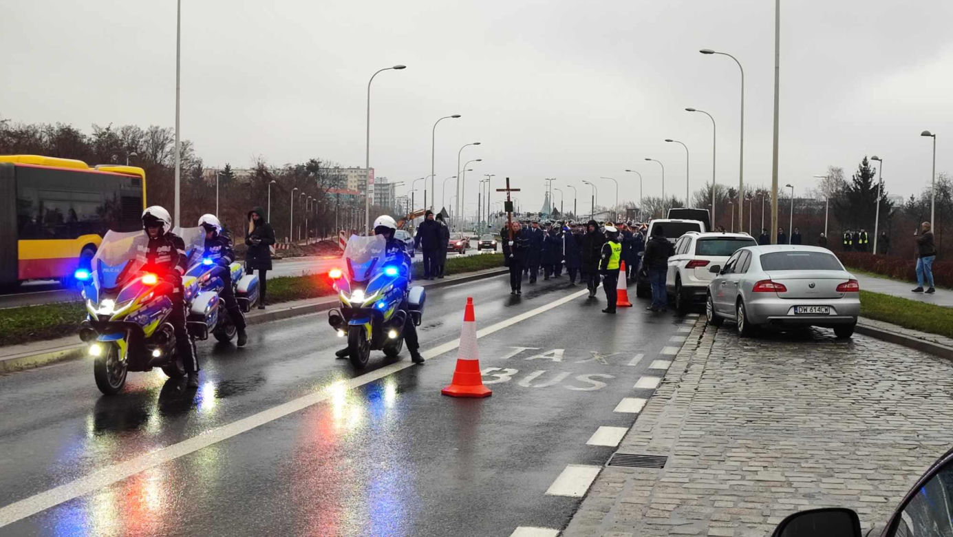  Wrocław. Ostatnie pożegnanie policjantów zastrzelonych na służbie. "Wasz tata jest bohaterem"