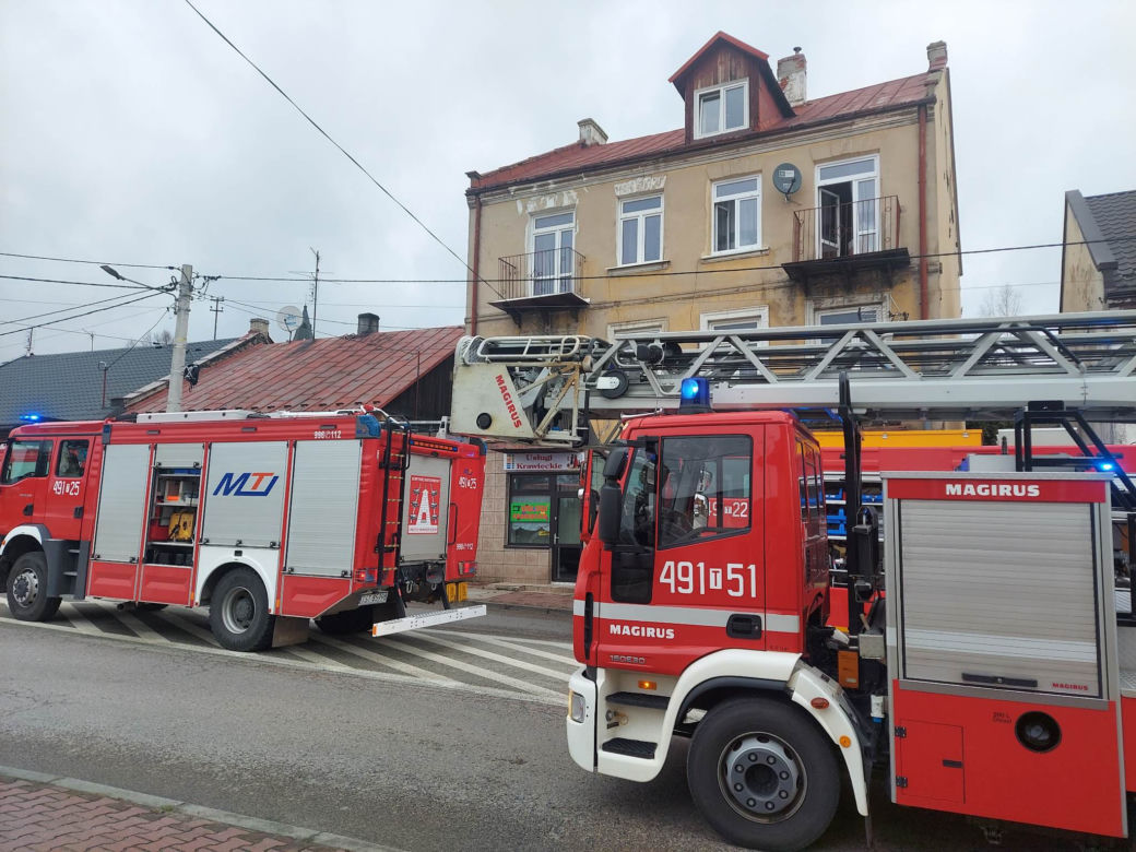 Pożar w kamienicy przy Iłżeckie w Starchowicach! W niedzielny poranek służby w akcji
