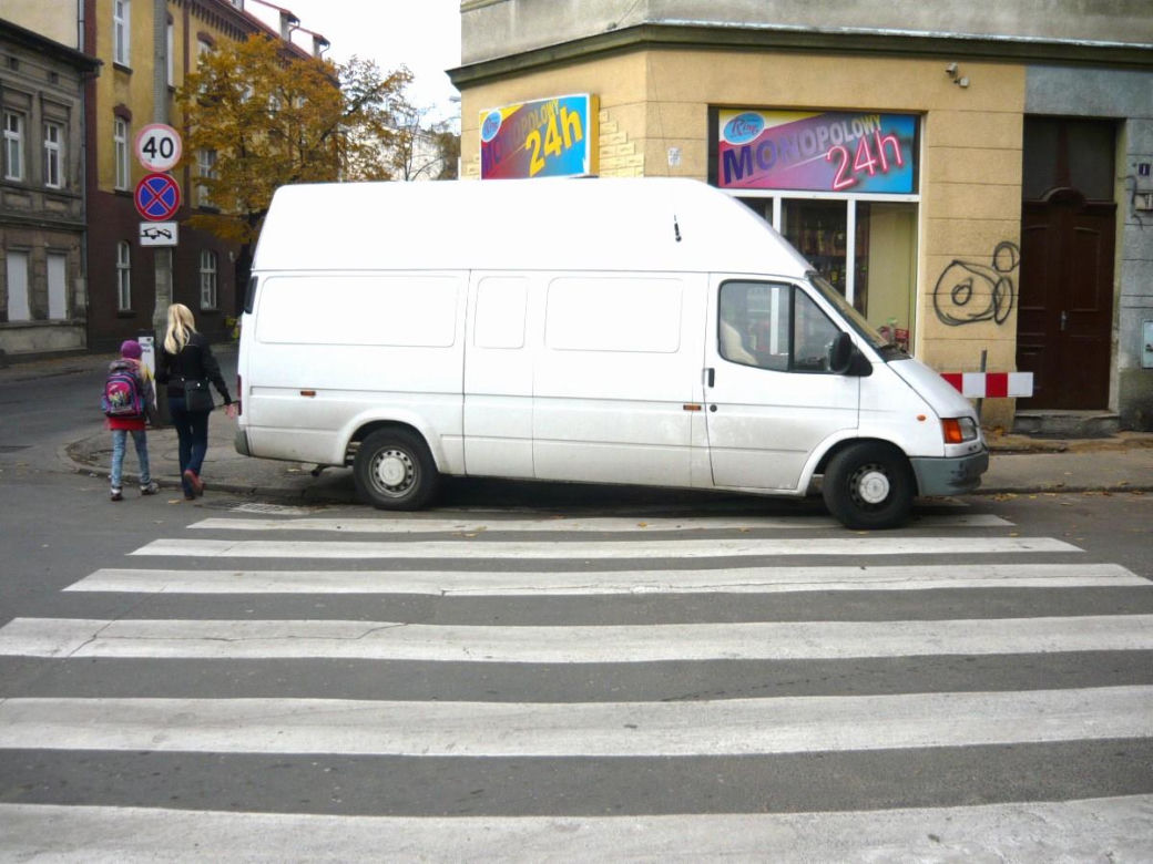 Pan i władca miejsc parkingowych. Po co zajmować jedno, skoro można dwa? I to jeszcze jakie!