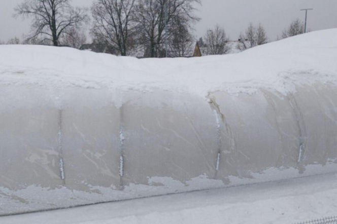 Na lodowisku zapadł się dach
